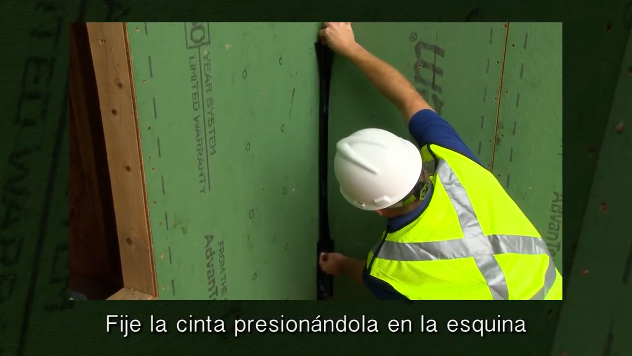 Cinta las esquinas internas con ZIP System™ tape